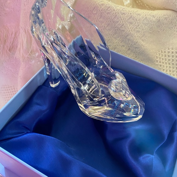 Cinderella Glass Slipper Brush Storage - Picture 3 of 6